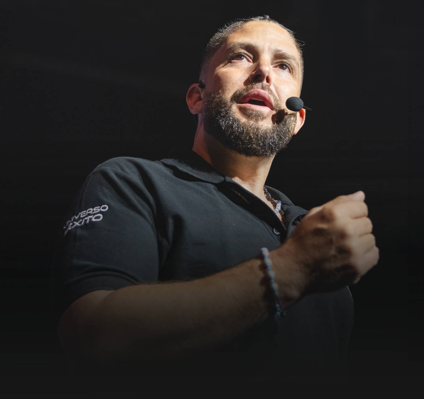Sergio Cánovas en el escenario de TU RIQUEZA ERES TÚ